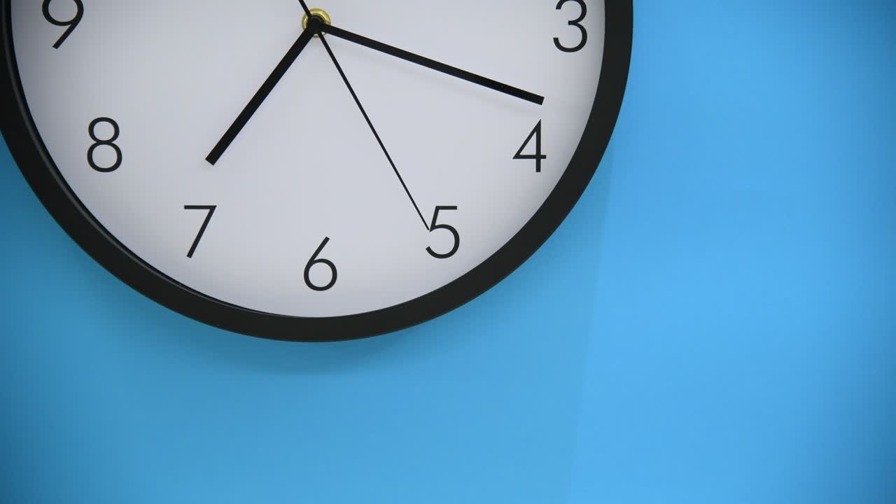 Reloj de pared negro sobre fondo azul