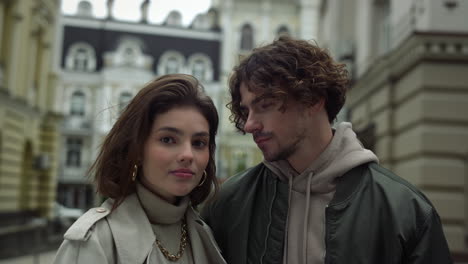 Pareja-Joven-Disfrutando-De-Una-Cita-En-El-Casco-Antiguo.-Novio-Mirando-A-Su-Novia-En-La-Ciudad.