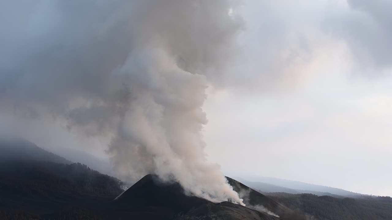 erupción volcánica con humo espeso en las islas canarias