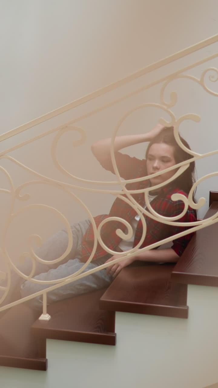 задумчивая женщина поцарапает голову на ступеньках. депрессивная женщина в обычной одежде преодолевает эмоциональный срыв, лежа на лестнице. психологические проблемы