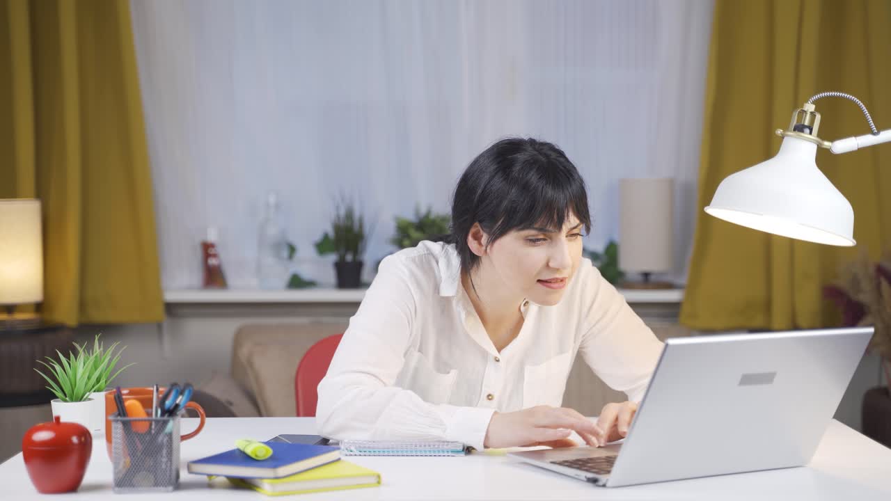 pc의 만족스러운 여성 학생.