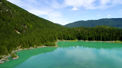 lago de fusine superior, alpes italianos. vuelos aéreos de aviones no tripulados.