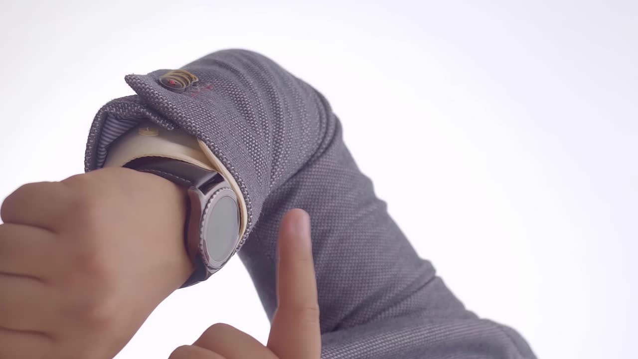 손목시계에 손가락을 두드리는 남자, 흰색 배경에 클로즈업