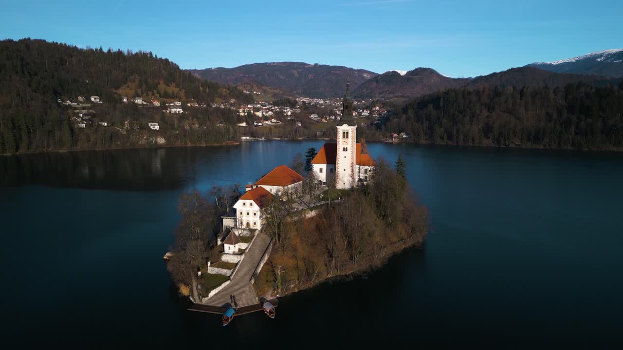 Ripresa aerea dinamica rivela il bellissimo Lago di Bled, Slovenia