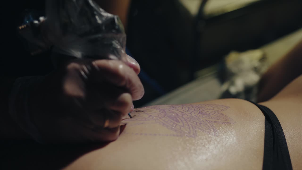 artista del tatuaje trabajando en un diseño de mandala