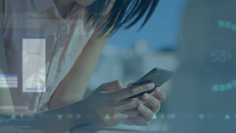 animación del procesamiento de datos sobre una mujer biracial usando un teléfono inteligente