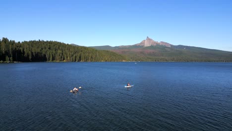 kayaking in diamond lake oregon with mt thielsen in the background