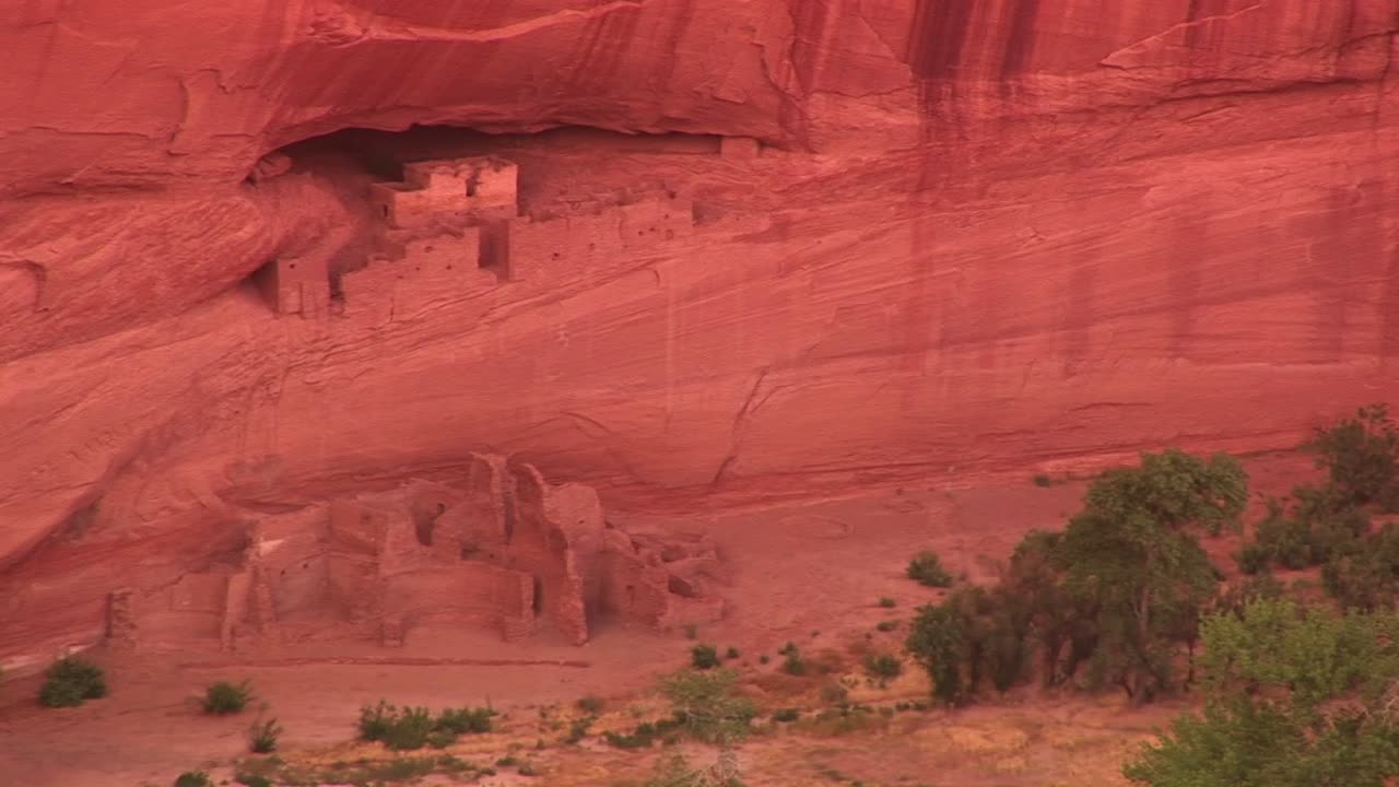 캐년 드 첼리 국립 기념물의 절벽 주거지의 롱 샷