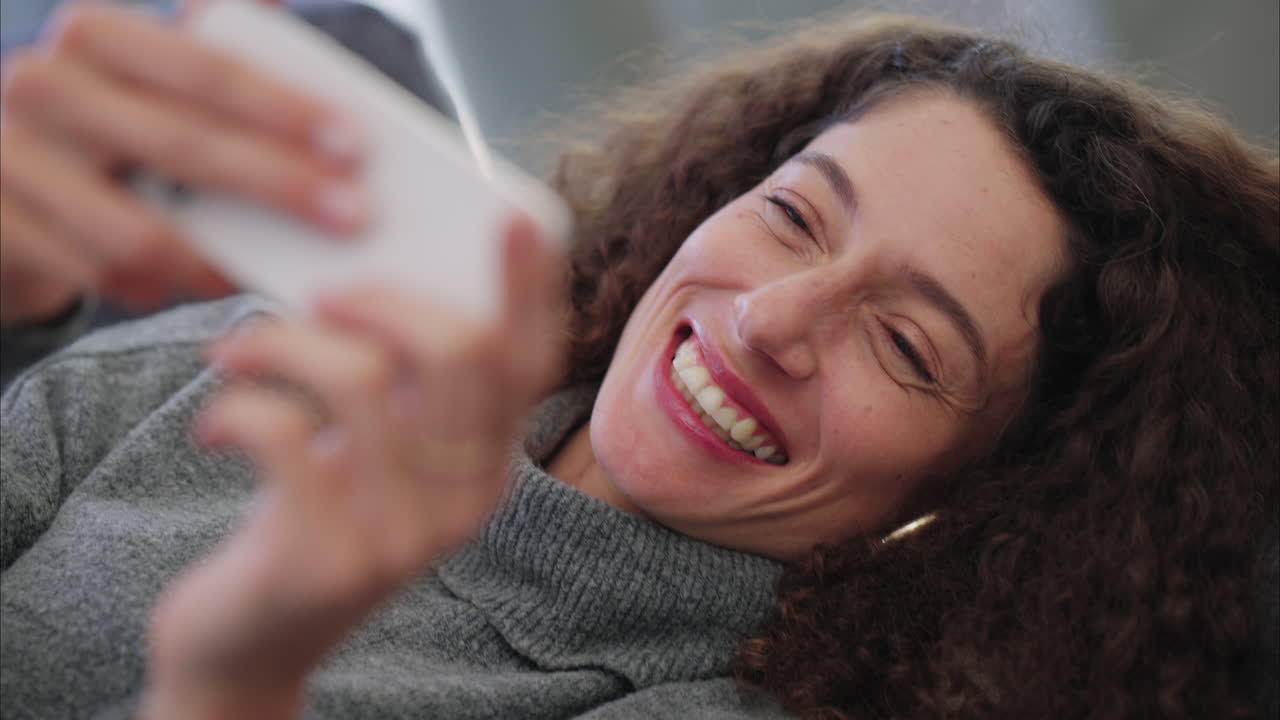 Relax, telefono e donna che ride mentre guarda