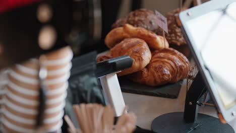 Hermosa-Mujer-Pagando-Con-El-Servicio-De-Transacciones-Con-Tarjeta-De-Crédito-Comprando-Café-En-La-Cafetería-Gastando-Dinero-En-El-Restaurante