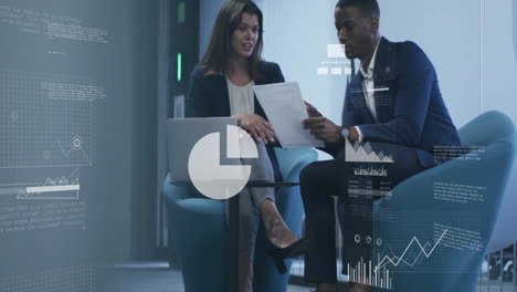 animación del procesamiento de datos financieros sobre diversos colegas que discuten el trabajo en la oficina