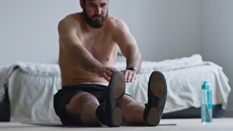 hombre estirándose en casa