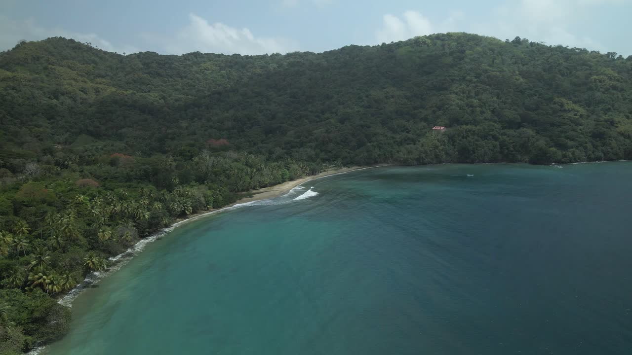 playa costera de arena negra kings bay con montañas al fondo en la isla caribeña de tobago