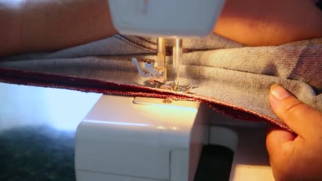 coser material de mezclilla en el proceso de la máquina eléctrica