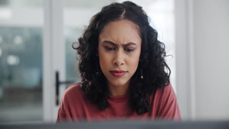 mujer mirando con entusiasmo a una computadora portátil