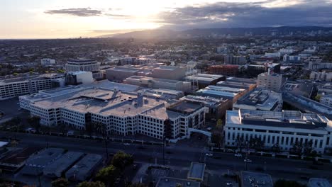 Luftaufnahme-Des-Hauptquartiers-Von-Sony-Pictures-Bei-Sonnenuntergang,-Die-Den-Blick-Auf-Das-Studiogrundstück-Der-Century-City-Freigibt