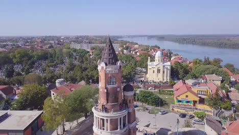 Interesante-Toma-Aérea-De-Apertura-4k-De-La-Torre-Gardos-En-La-Ciudad-Vieja-De-Zemun-Con-Danubio-Azul