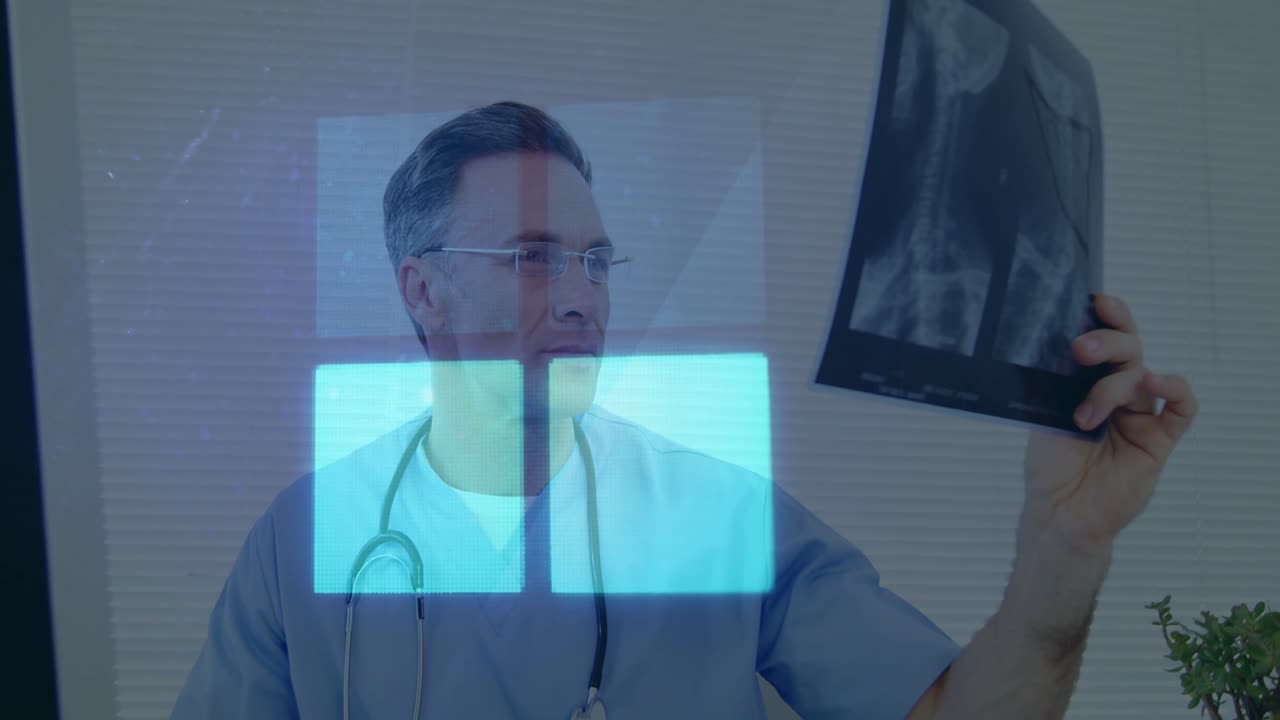 Doctor mirando el monitor, luego levantando una radiografía, comparando con una superposición azul para revisión médica.