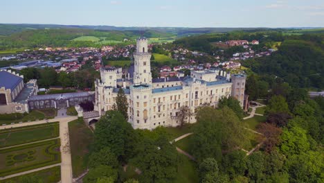 fabuloso vuelo de vista superior del castillo de cuento de hadas en la república checa europa, día de verano 2023