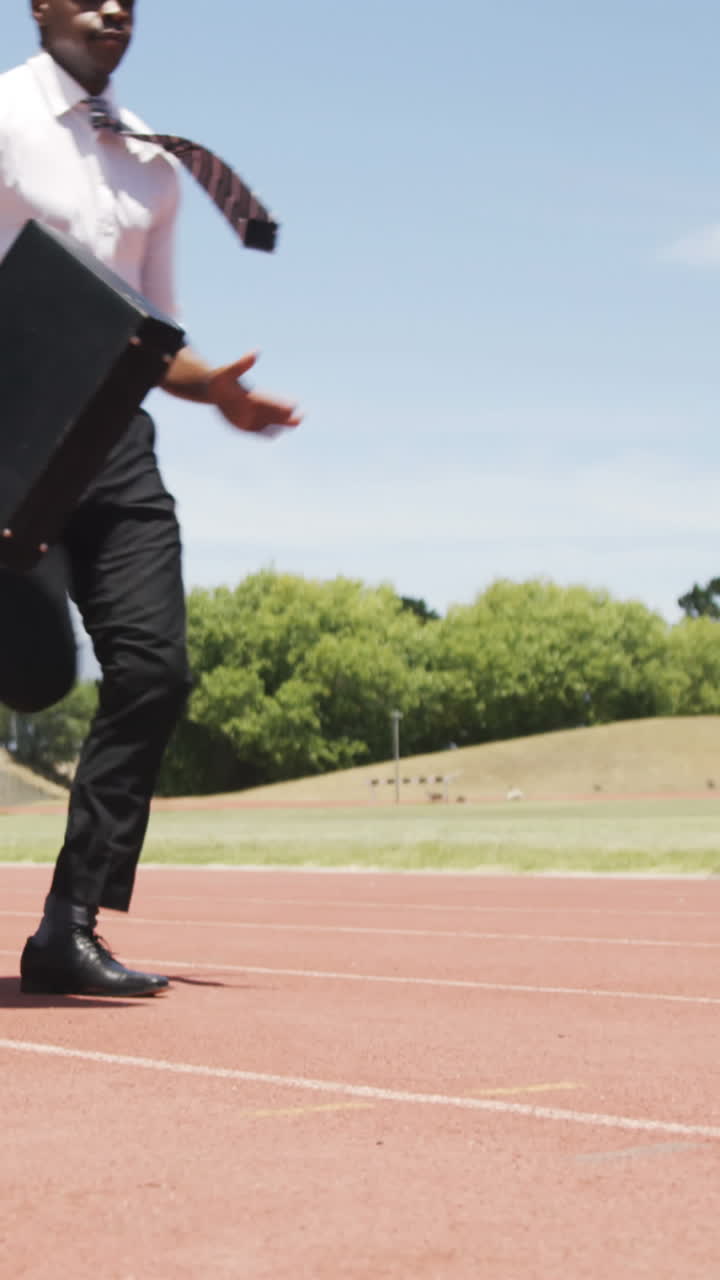 un hombre de negocios corriendo con un maletín.