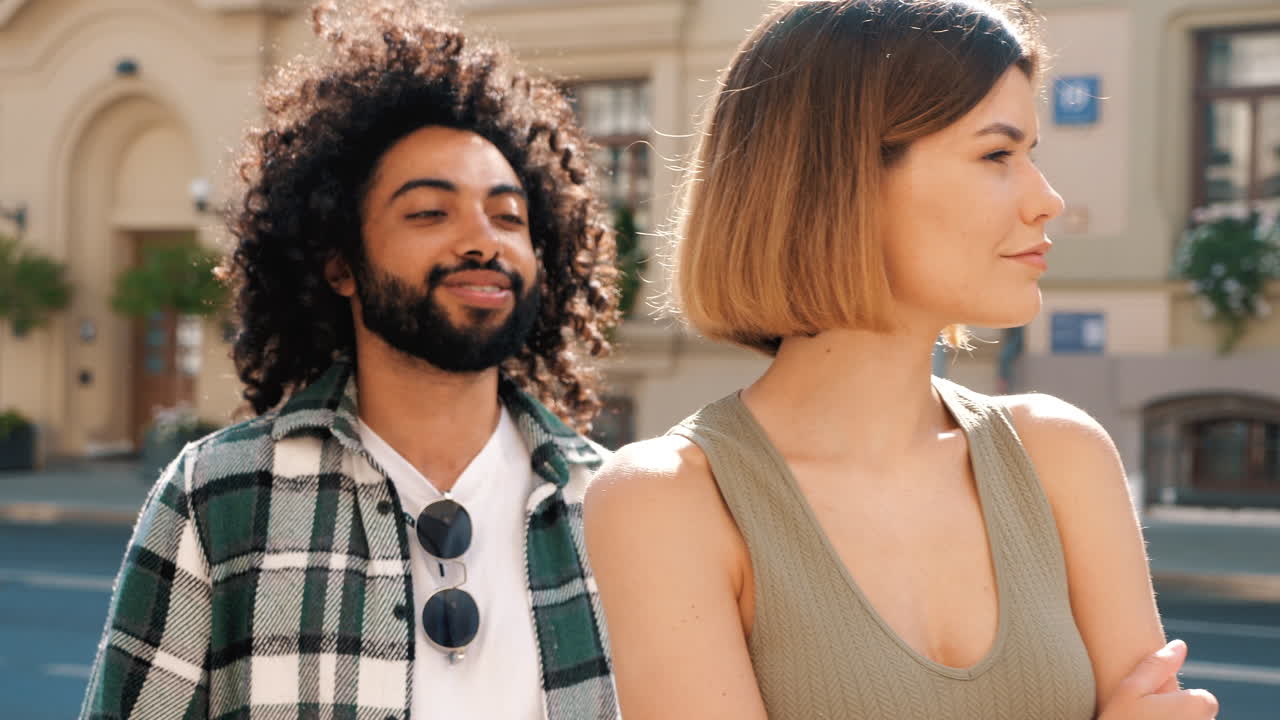 pareja en una ciudad