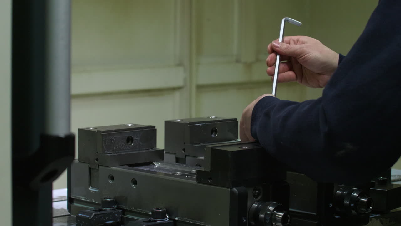 사람이 cnc 기계 nr를 준비하고 있습니다