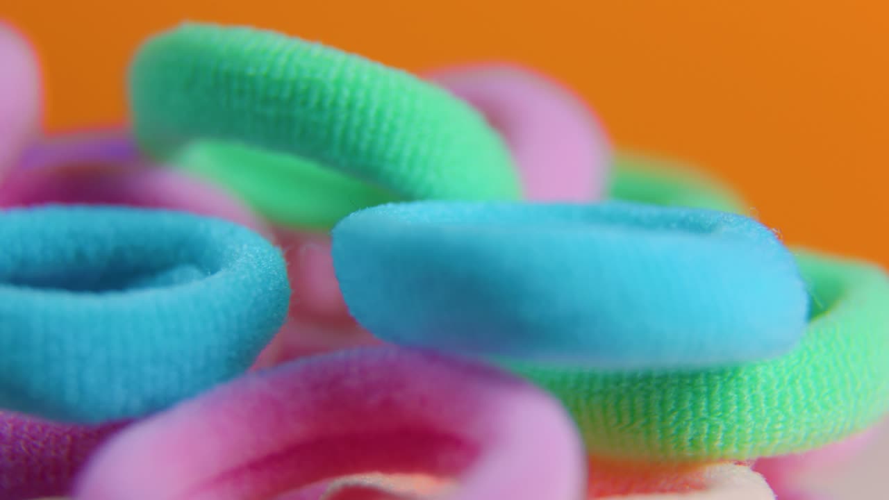 púrpura, rosa y violeta girando cerca de muchas bandas de goma.