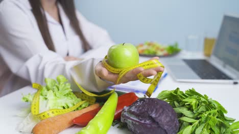 Consumo-De-Frutas-Para-Una-Vida-Saludable.-El-Dietista-Estira-La-Fruta.