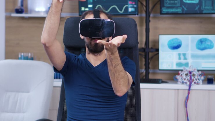 Uomo che Indossa un Visore per Realtà Virtuale in un Laboratorio di Neuroscienze