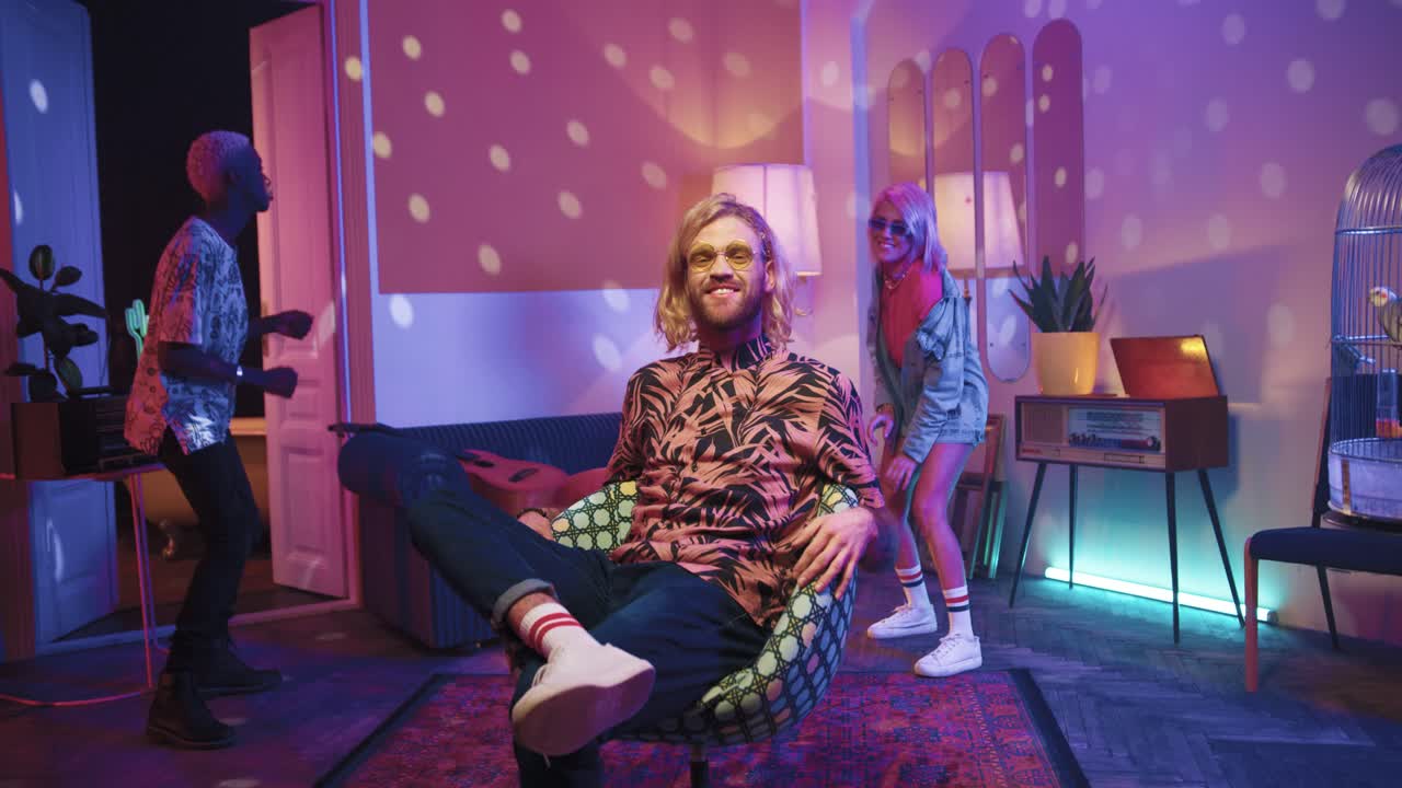 집에서 복고풍 파티에서 즐거운 시간을 보내는 세 명의 다민족 힙스터 친구