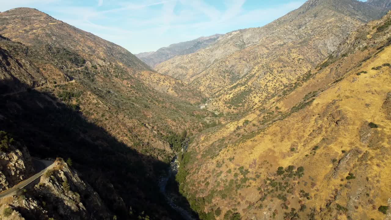 Visão aérea de um vale montanhoso com um rio