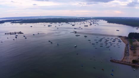 Mertasari-Hafen-Mit-Schwimmenden-Booten-In-Bali,-Indonesien