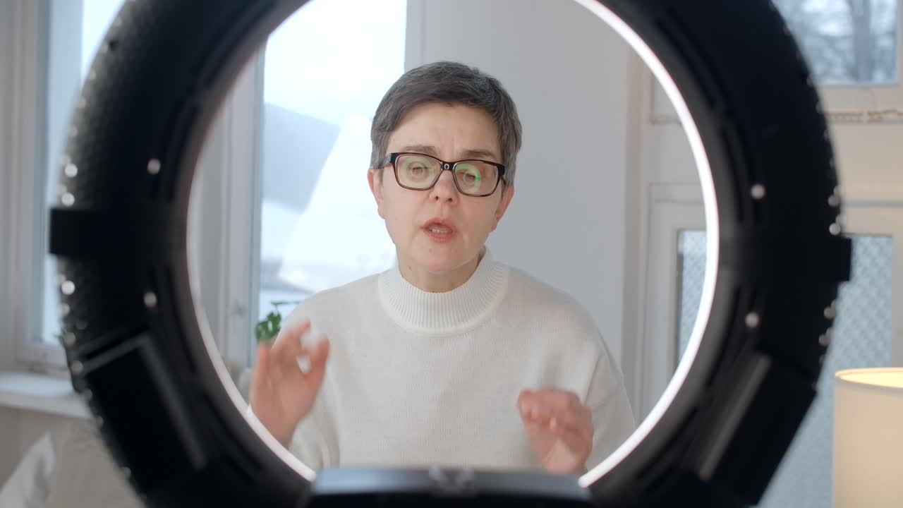 프레젠테이션 을 하는 여자