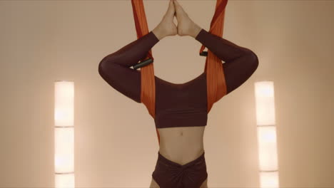 Mujer-Practicando-Pose-De-Mariposa-Invertida-En-Hamaca.-Señora-Haciendo-Yoga-Antigravedad