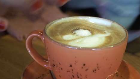 capuchino en una taza de color coral