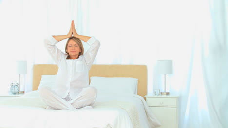 mujer madura haciendo yoga
