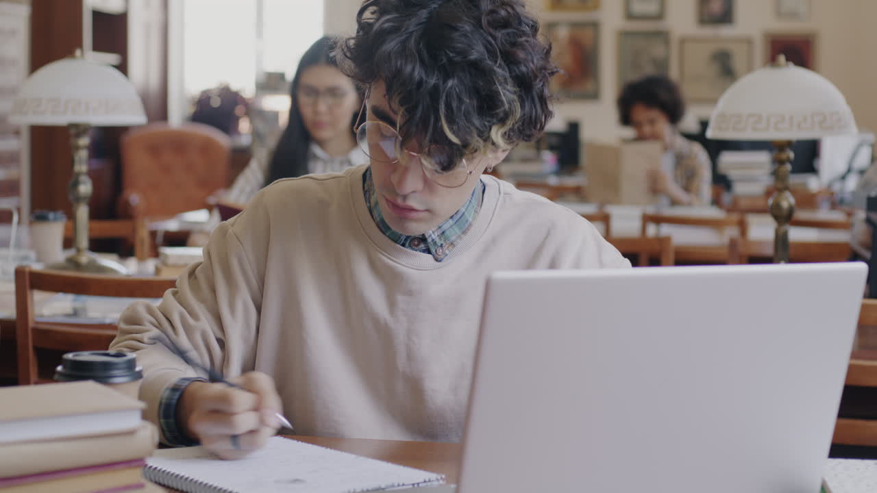 도서관 에서 공부 하는 학생 들