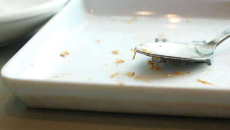 plato vacío después de comer en la mesa,