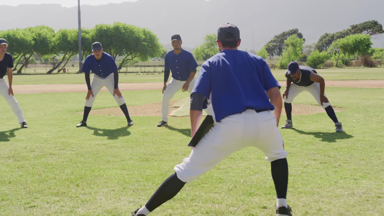 Giocatori di baseball che fanno stretching insieme