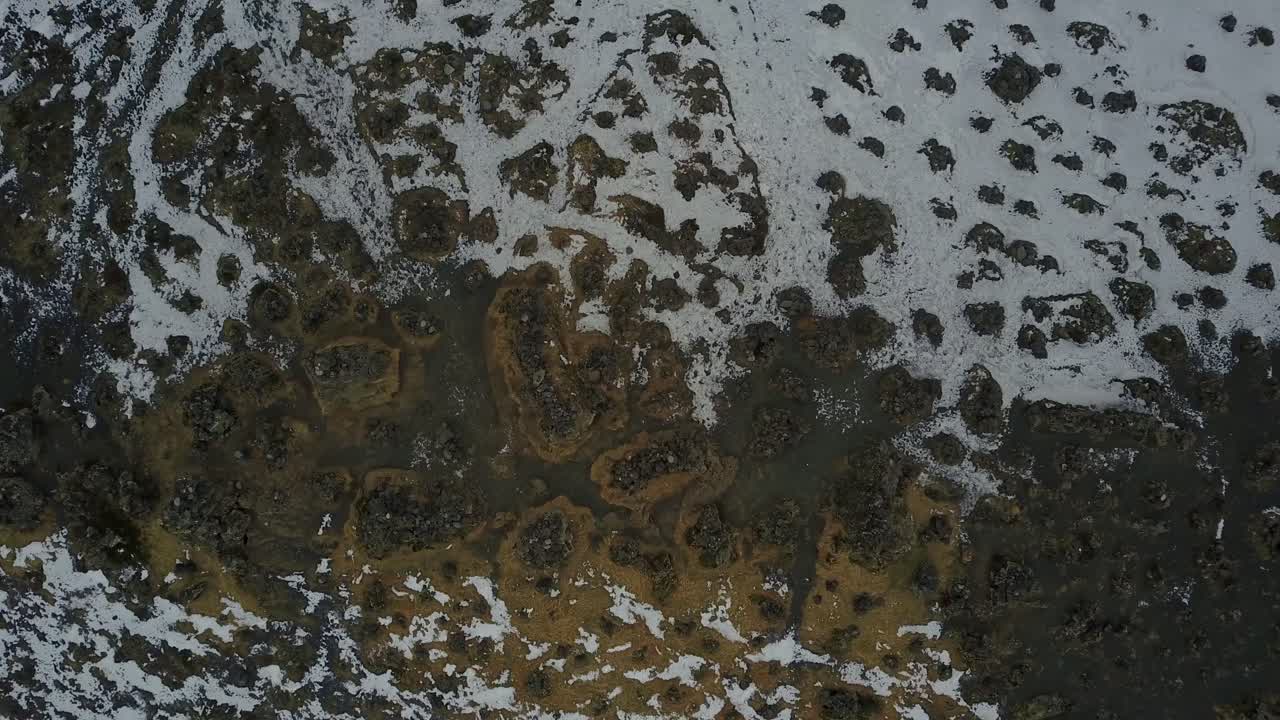 la cresta de lava de laufskálavarða rodeada de cairns de piedra en islandia