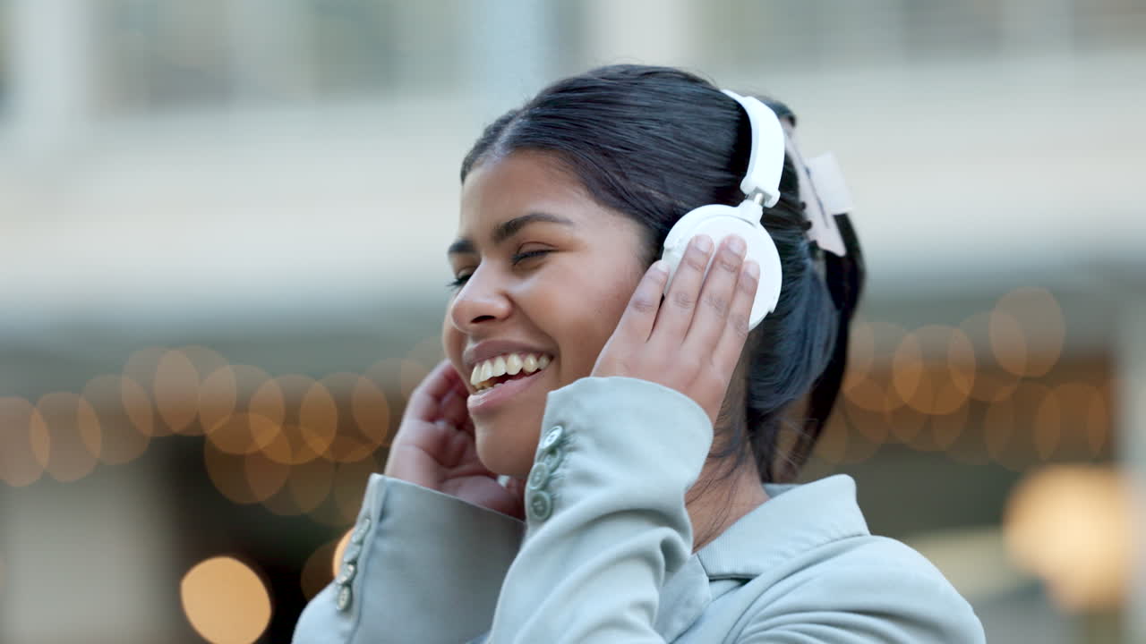 feliz, divertida y libre mujer joven bailando