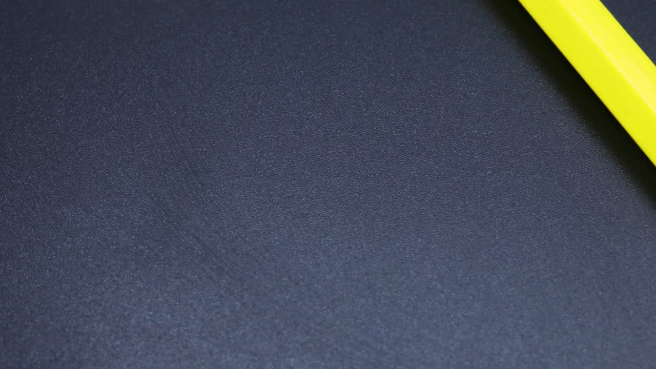 Matita colorata gialla in ripresa macro rotante, video in primo piano con zoom
