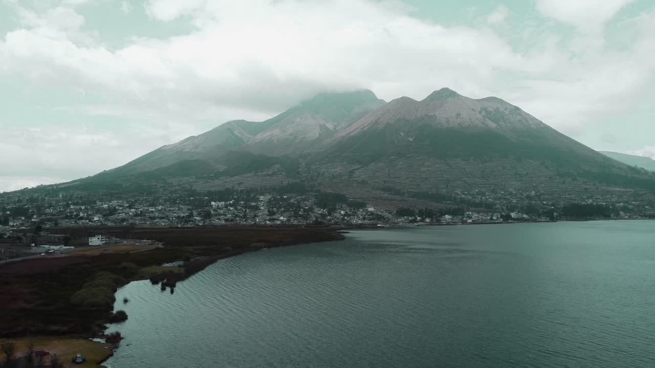 vuelo aéreo sobre el lago san pablo con vista al volcán imbabura en el fondo
