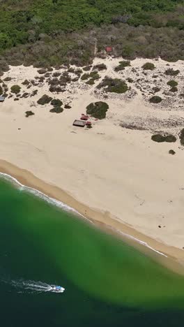 Vertical-aerial-hyperlapse-of-a-beach-in-Huatulco,-Oaxaca