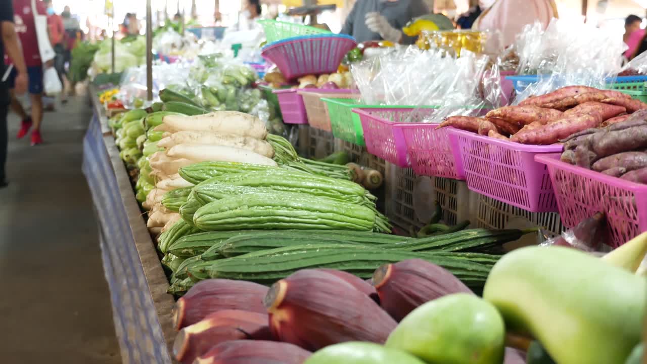 imágenes de primer plano de verduras exóticas que se exhiben en puestos en el mercado callejero asiático