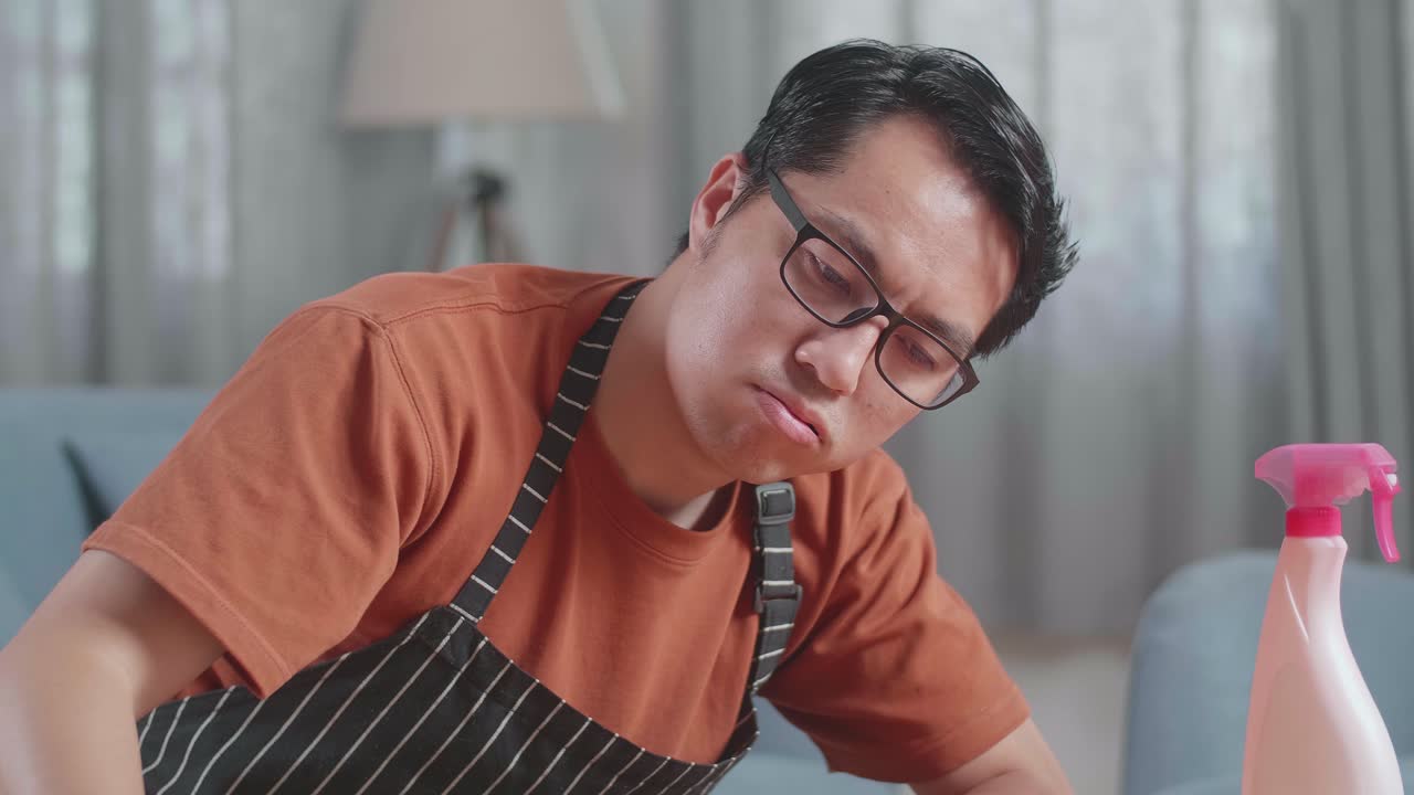 피곤한 남자 청소