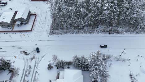 coches conduciendo en la nieve con tracción en las cuatro ruedas
