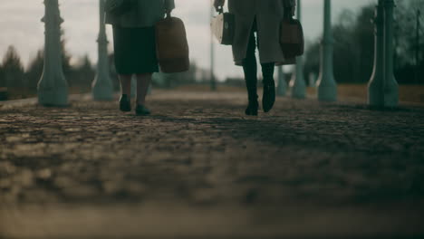 Gente-Piernas-Caminando-Cerca-Tiro