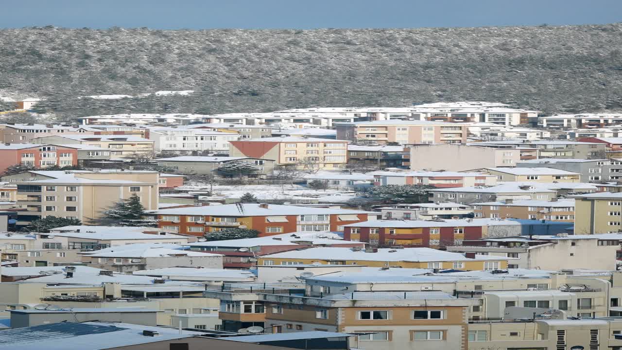 다채로운 건물 들 이 있는 눈 인 도시 풍경