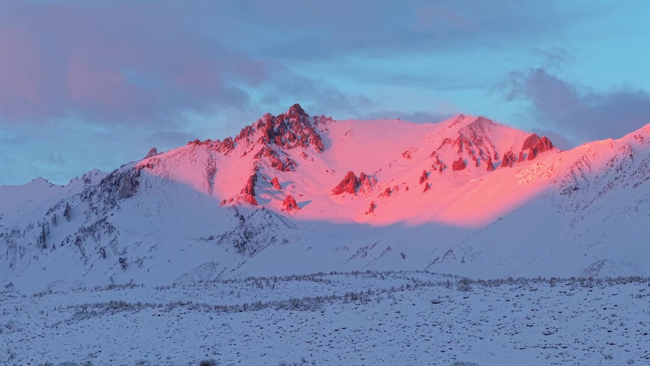 Andien lumivuorimaisema vaaleanpunaisen auringonnousun aikaan, Mendoza, Argentiina. Talvinen luonto.